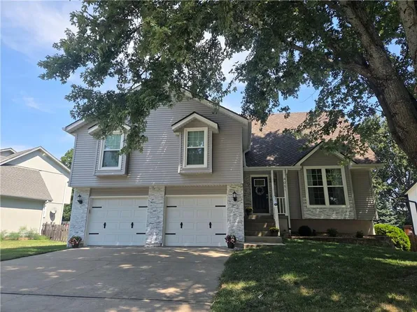 4051 SW Clipper Ln, Lees Summit, MO 64082
