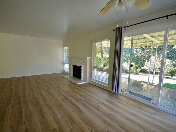 5th image of 554 Stanford Ave