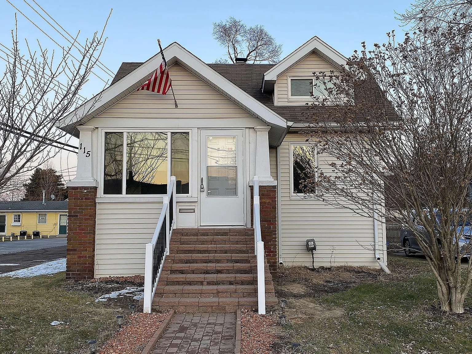 3 bed, 1076 sqft, $2,100 — Photo 2