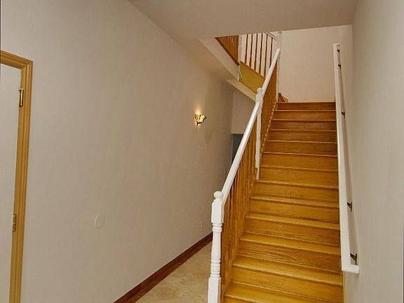4th image of 320 Excelsior Ave