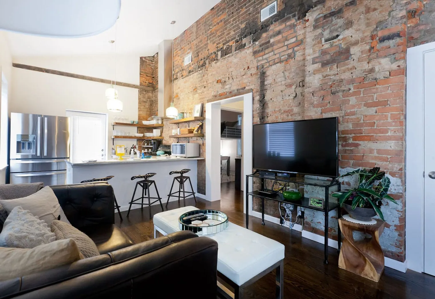 2 bed, 1.0 bath, $3,213 — Photo 1