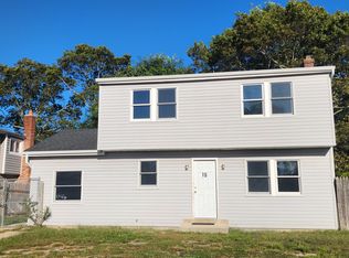 15 Hollywood Dr, Shirley, NY 11967