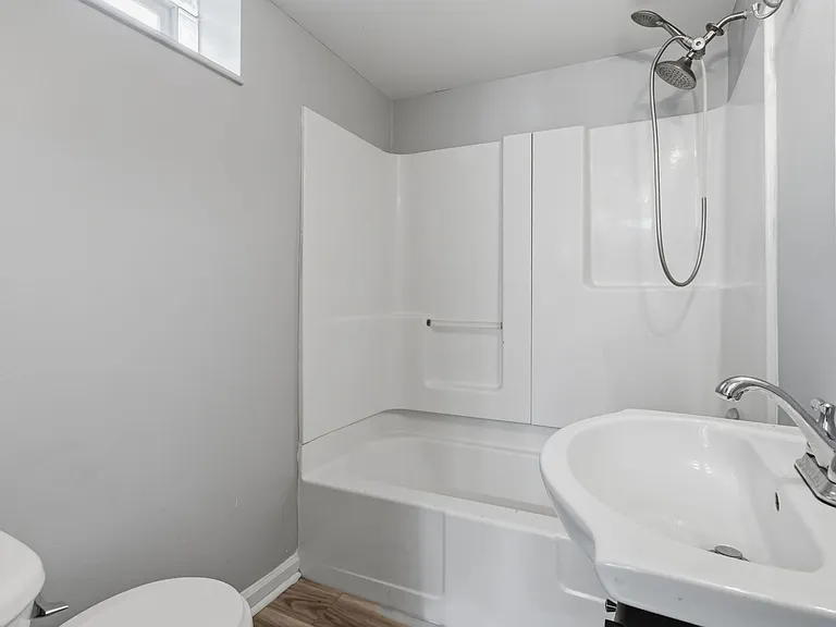 214 Campbell St — Photo 2