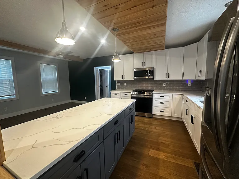 2465 Tremont Ave — Photo 8