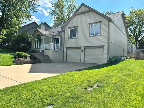 13206 S Fox Ridge Dr, Olathe, KS 66062