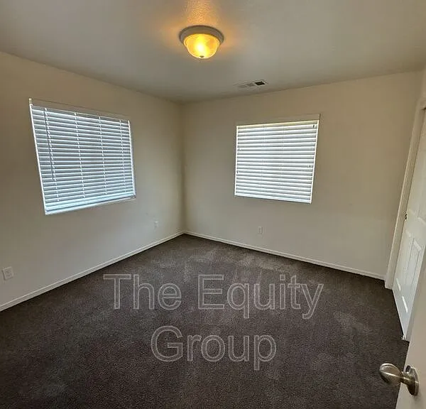 2931 N Crowe St — Photo 10