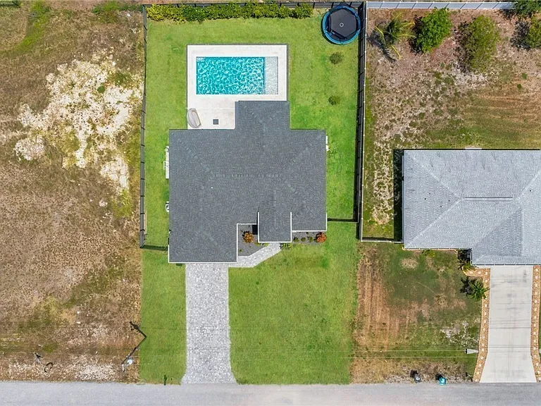 405 NW 10th St — Photo 3