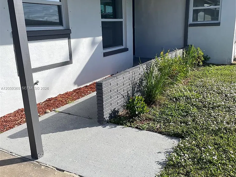 737 Sesame Ct — Photo 2