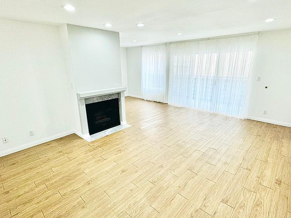 4th image of 839 N Hayworth Ave APT 102
