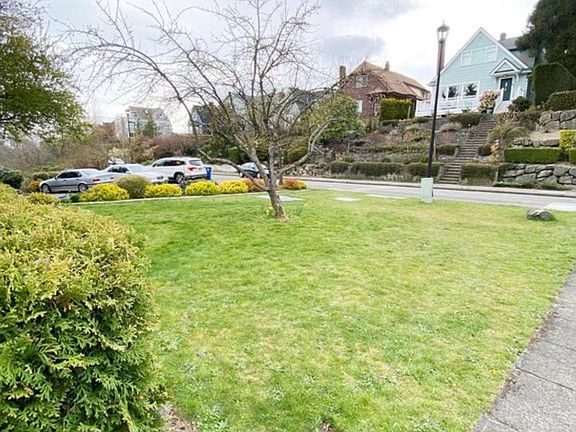 Front yard with ample street parking