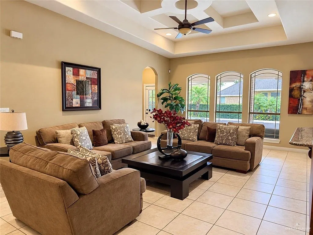 3 bed, 2.5 bath, 2212 sqft, $2,800 — Photo 2