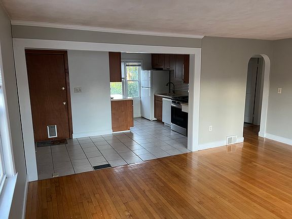 3rd image of 178 Newbury Ave #2