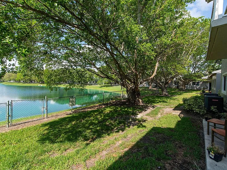 River Oaks — Photo 38