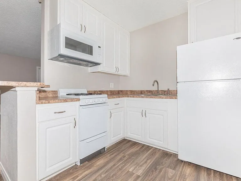Dorado Plaza Apartments — Photo 54