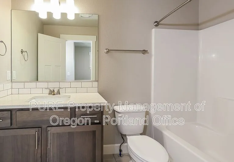 215 NE Regan Hill Loop — Photo 9