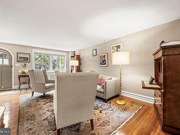2nd image of 3465 W Queen Ln