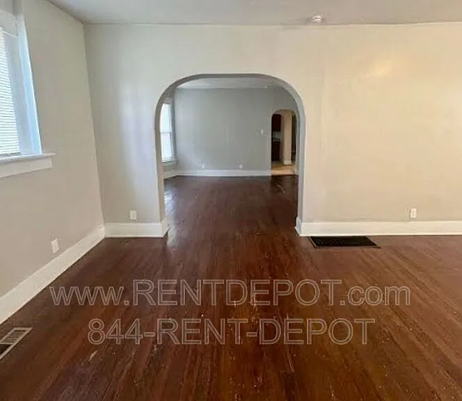 613 E Gum St — Photo 3