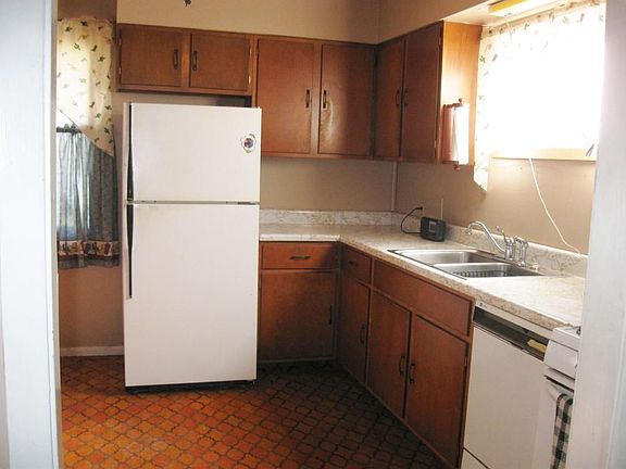 2nd image of 105 N Grove St