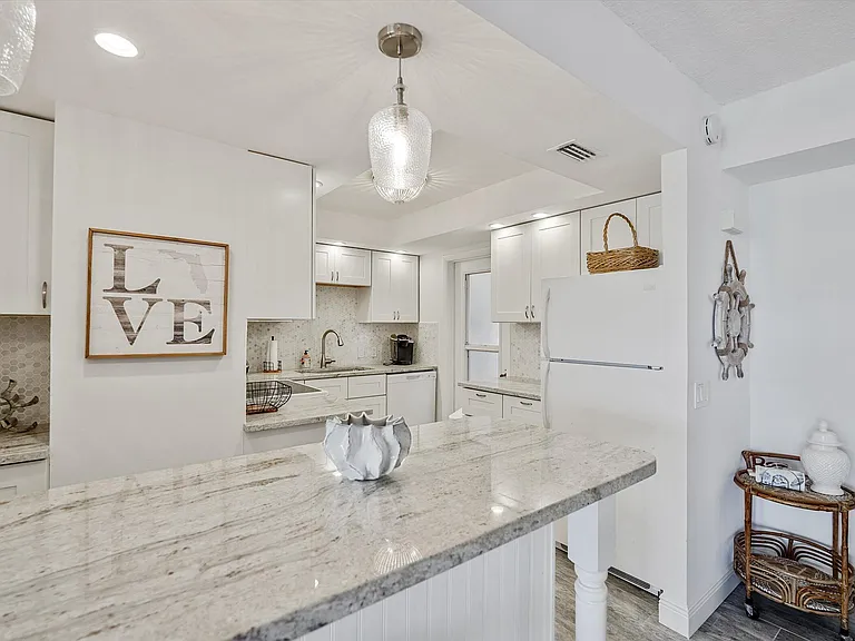 225 Beach Rd #205 — Photo 8