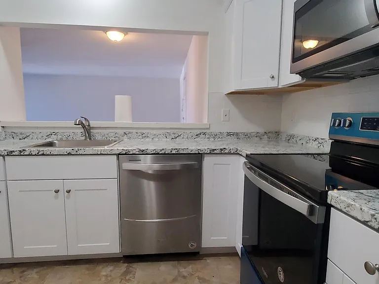 73 Park Ave #402 — Photo 3