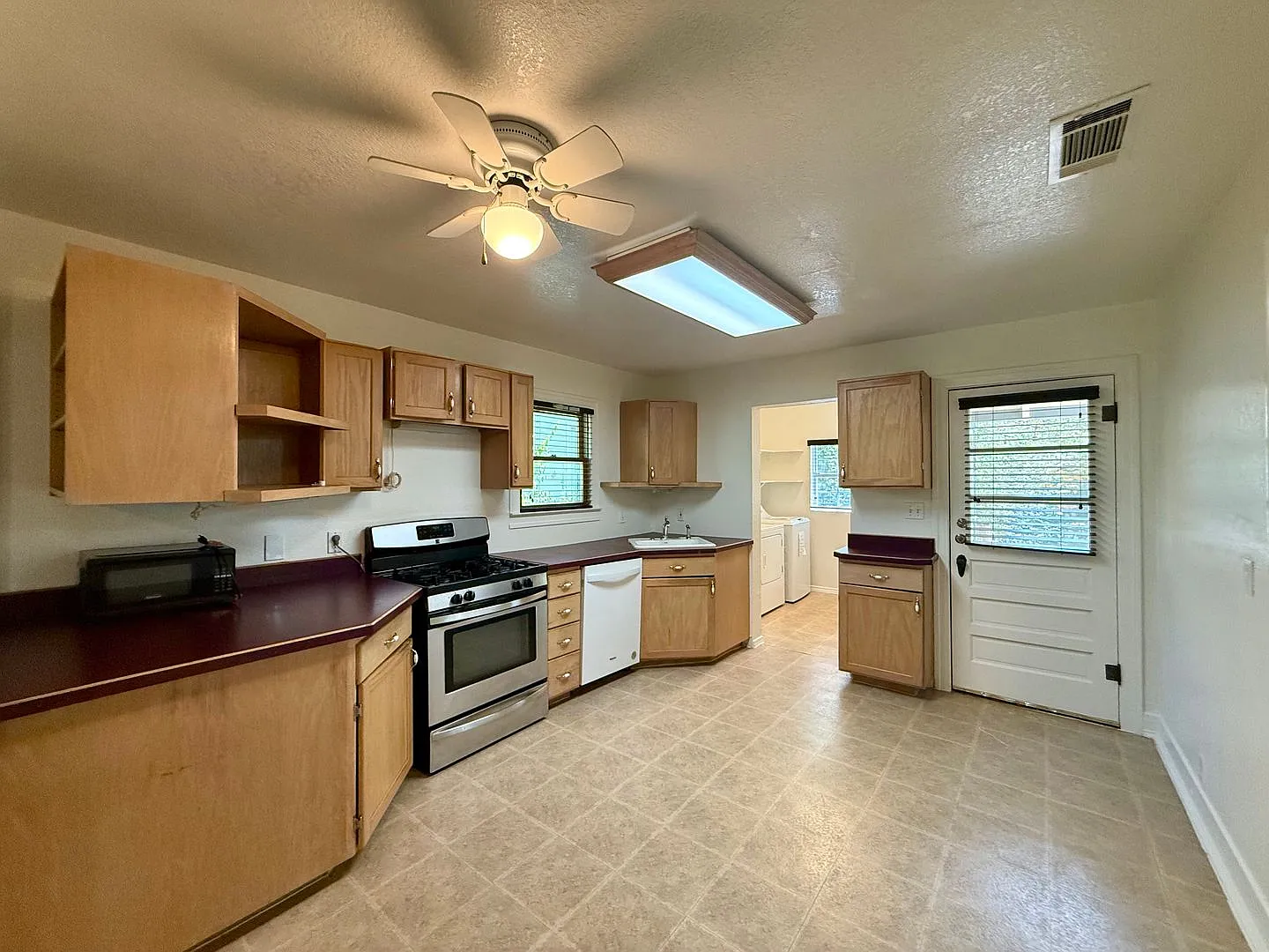 Charming 2/1 House in Hyde Park- Available for August! — Photo 4