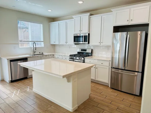 6407 E Riesling Dr, Fresno, CA 93727