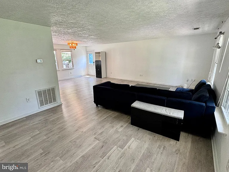 2038 Dewey Dr — Photo 4