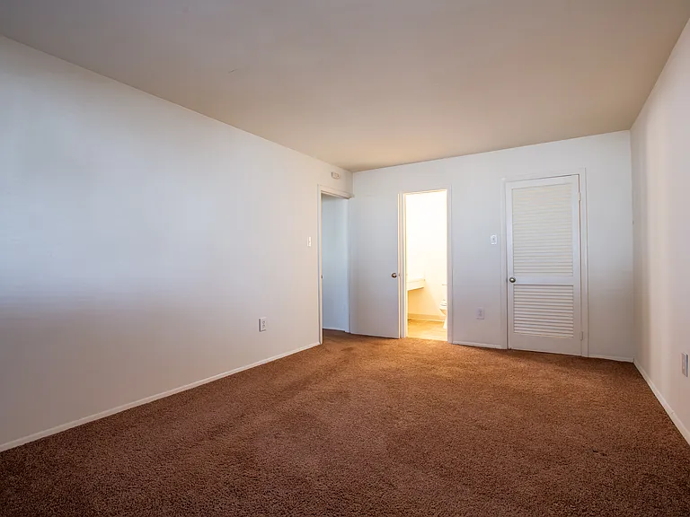 North Arch Village Apartments — Photo 31