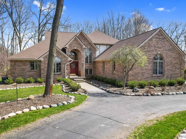 8597 Pebble Creek Dr, Pinckney, MI 48169