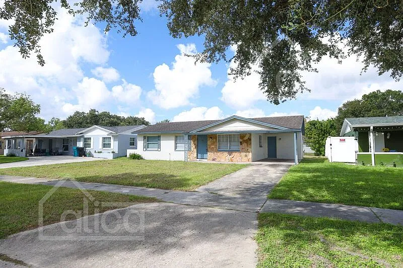 3 bed, 1.5 bath, 1100 sqft, $2,025 — Photo 2