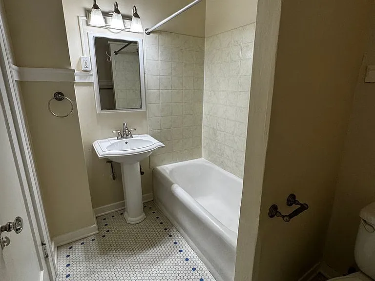 Belmont Apartments — Photo 26