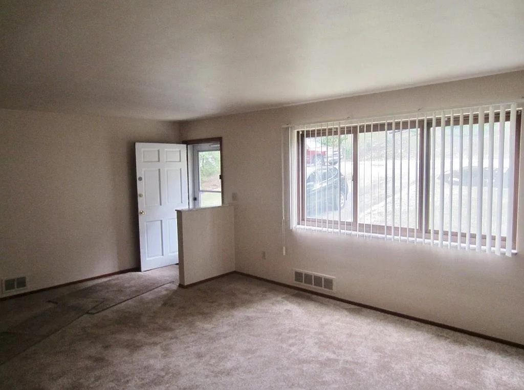 3 bed, 1.5 bath, $1,695 — Photo 2