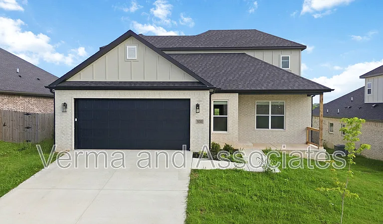930 Trestle Ln — Photo 2