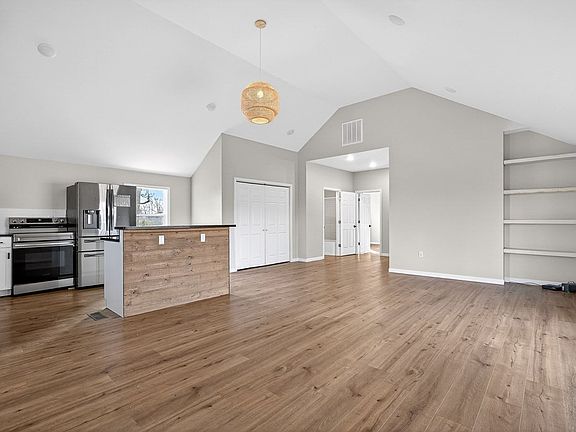 5th image of 884 Swamp Rd