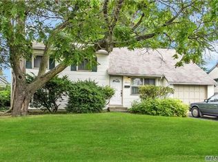1017 N Putnam Ave, Lindenhurst, NY 11757