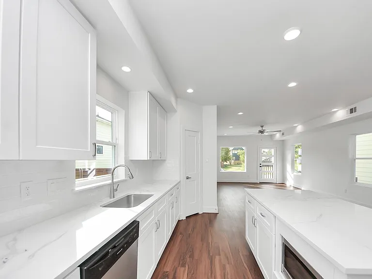 611 E 39th St #D — Photo 12