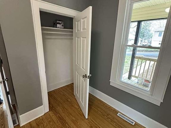 3rd image of 121 Falls Rd