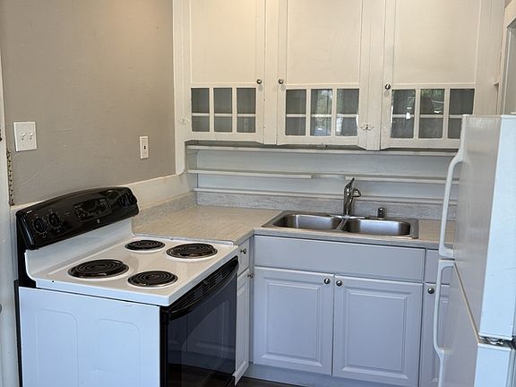 2nd image of 1060 Grand Ave APT 7
