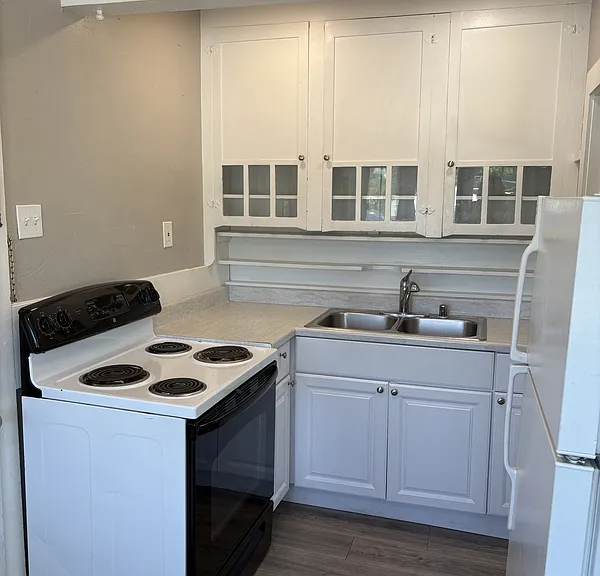 1060 Grand Ave #7 — Photo 2