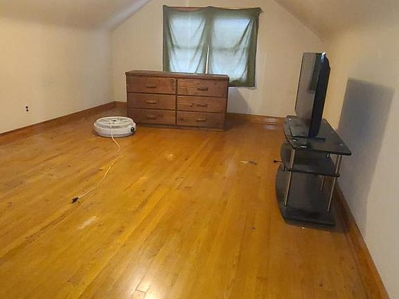 3rd image of 4912 Ridge Rd