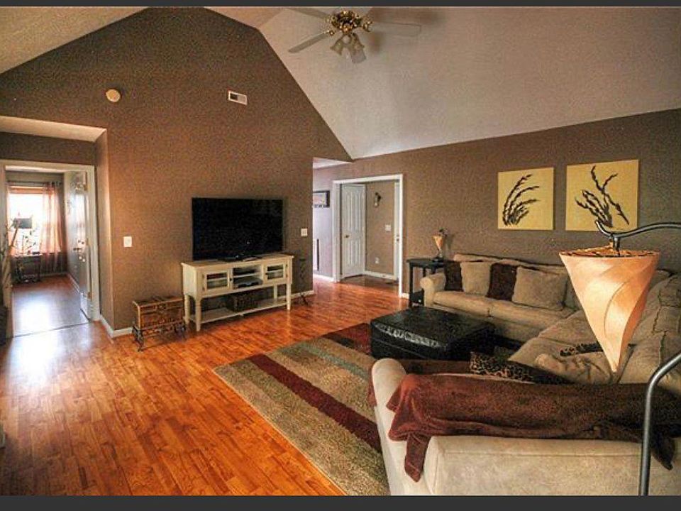 2nd image of 2255 Rosecran Cir