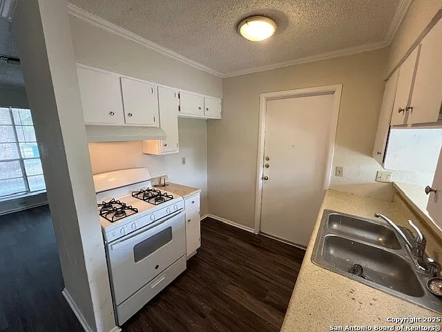 3 bed, 1.0 bath, 930 sqft, $1,275 — Photo 4