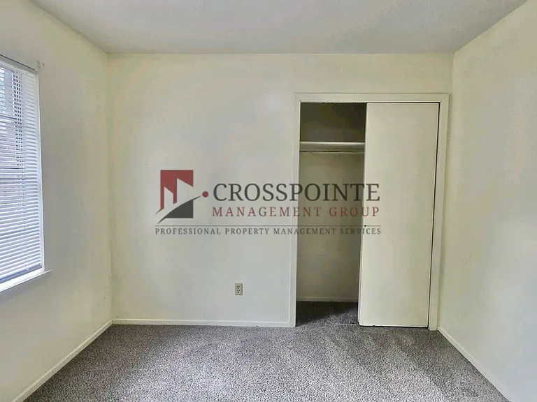 115 Queens Ct — Photo 14