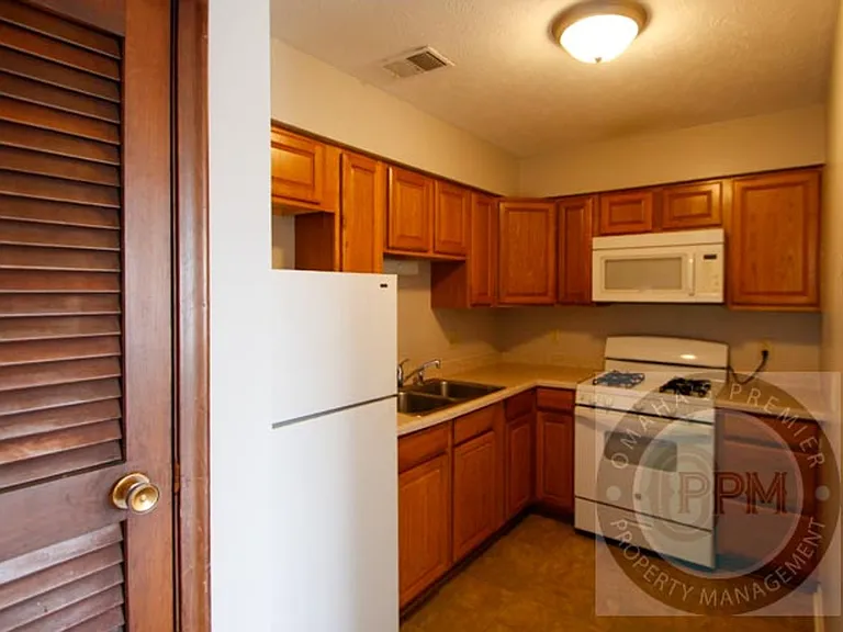 1016 N 47th Ave — Photo 4