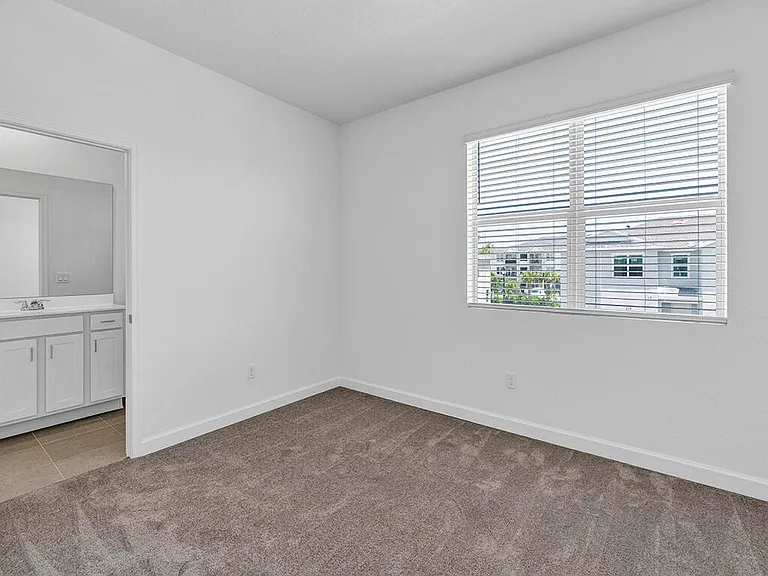 380 SE Crossoak Ln — Photo 6