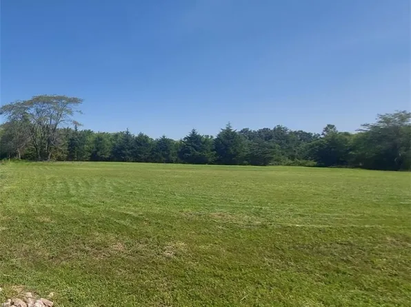 30402 Woodland Dr, Pleasant Hill, MO 64080