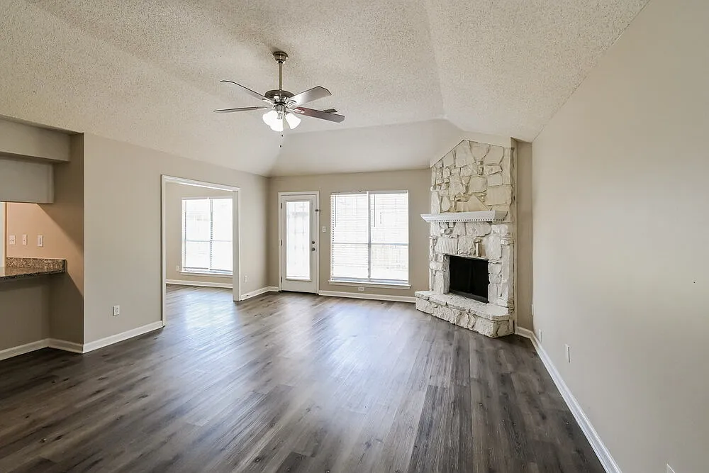 3 bed, 2.0 bath, 1372 sqft, $1,745 — Photo 4