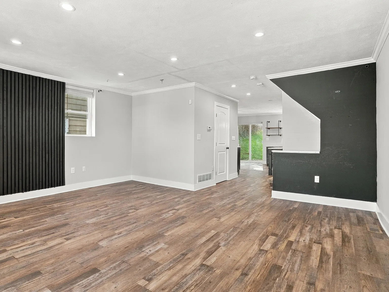 3 bed, 2.5 bath, 1600 sqft, $2,100 — Photo 3