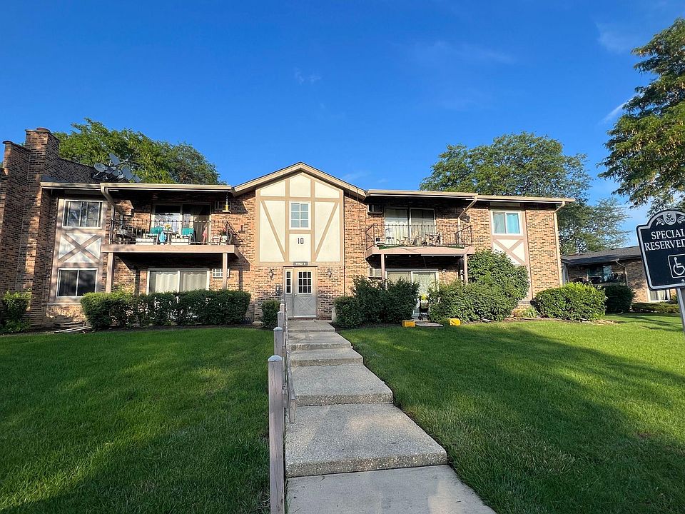 Lovely condo with large open space at the back side