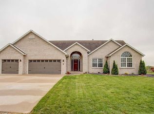 9 Saline Dr, Highland, IL 62249